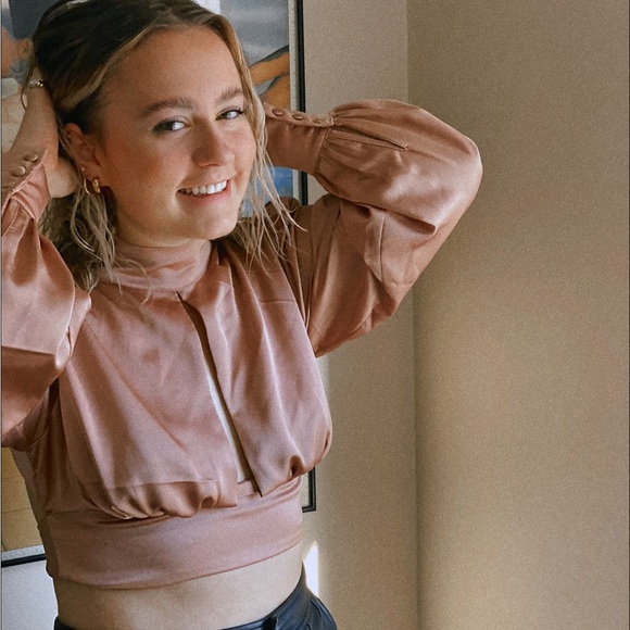 Back Cut Out Cropped Blouse - Picture 4 of 8